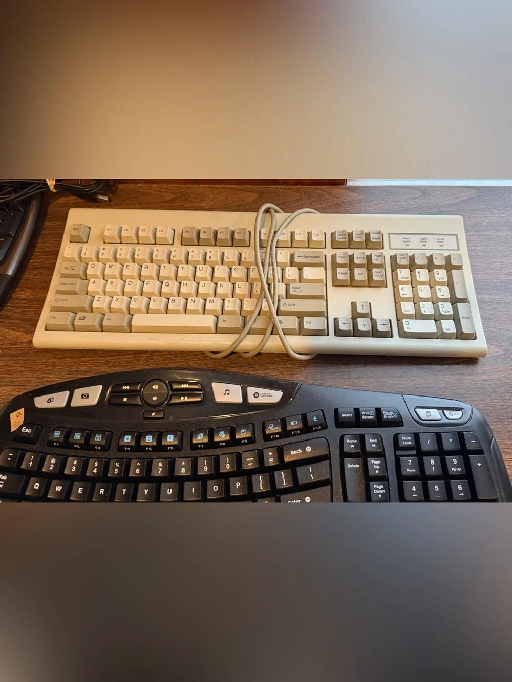Keyboards & computer mouse lot Microsoft (black & ivory) Logitech